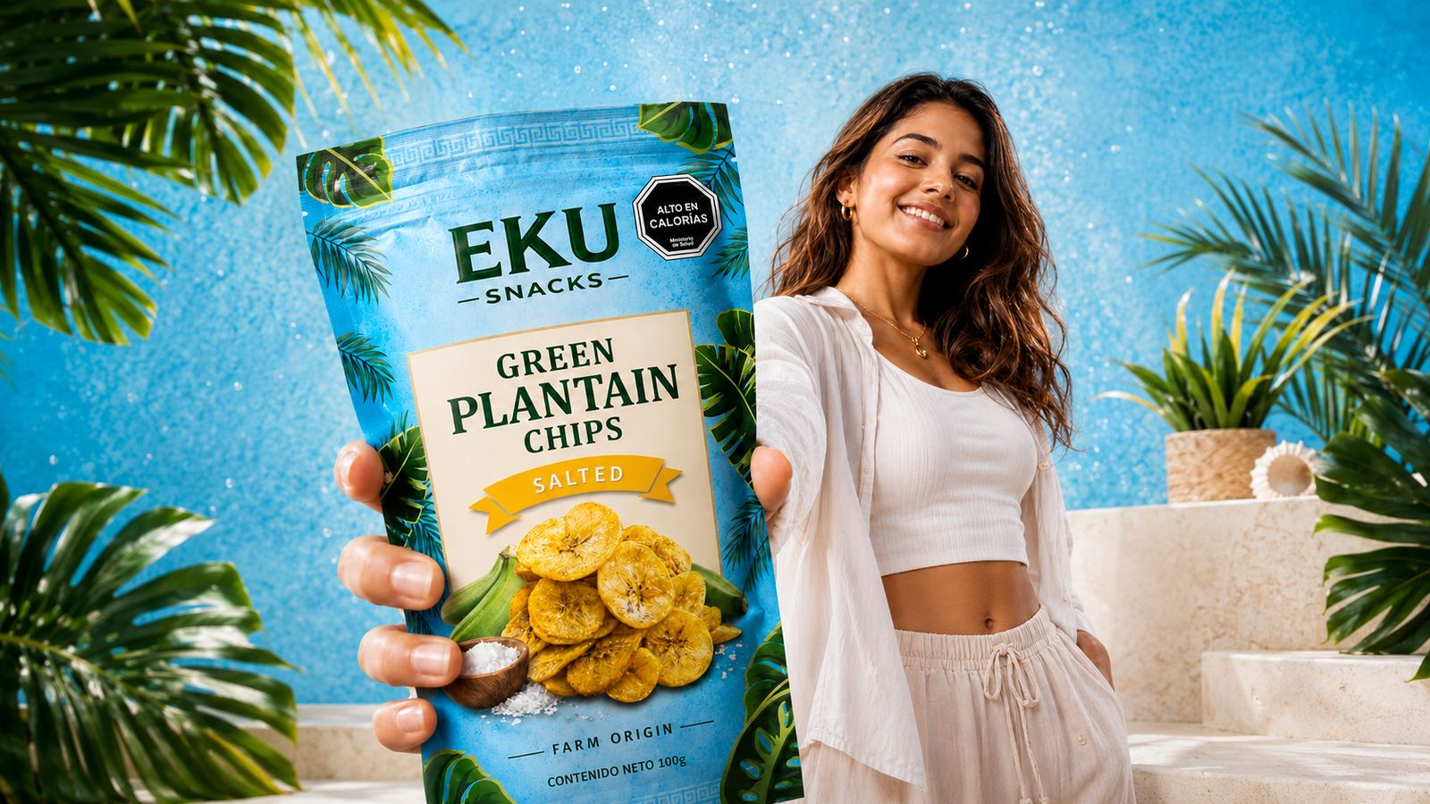 Campaña de EKU Snacks: la protagonista sostiene el empaque de los chips de plátano verde